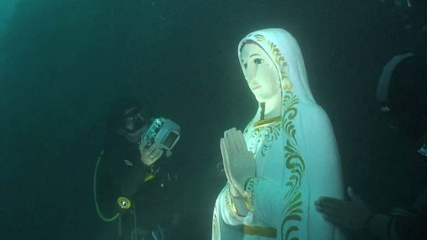Breathing under water, discovering Mary